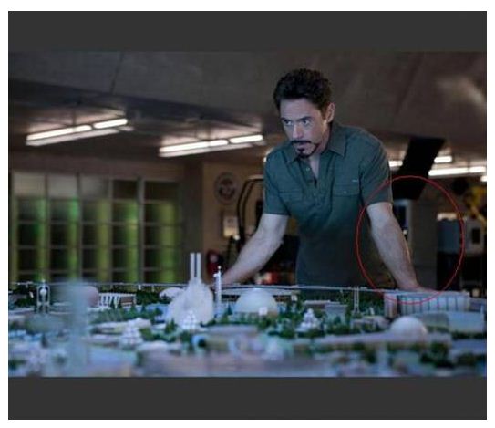 
สังเกตรูป ในวงกลมครับ 

เครื่องตั้งอยู่ข้างหลัง ในห้อง Lab  ของ  Tony Starks