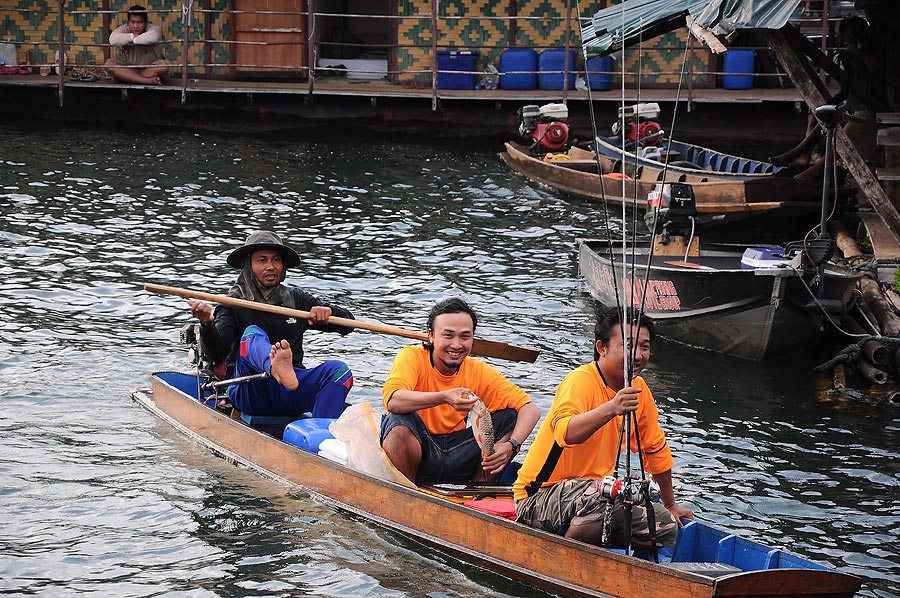 พึ่งเห็นเรือของทีมเอ๊กซ์เรย์เข้ามาเนี่ย ลงเรือสองคนทำไมถือปลามาตัวเดียวล่ะน้าแบส  :grin: :grin: :gri