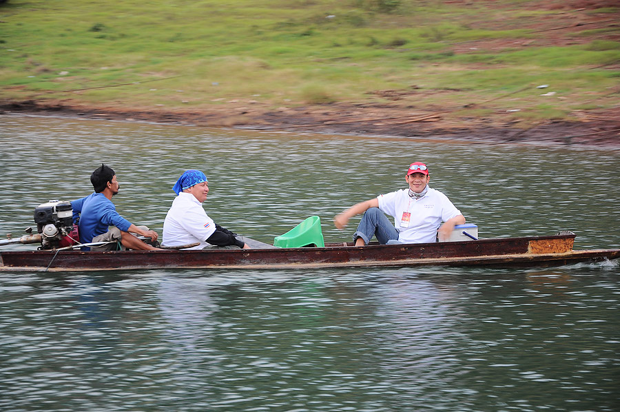 อ้าว...........นั้นน้าบี้กับน้าแบงค์นิ ทำไมวิ่งเรือหลบเข้าด้านหลังล่ะคร๊าบบบบบบ เข้าด้านหน้ากลัวใครเ