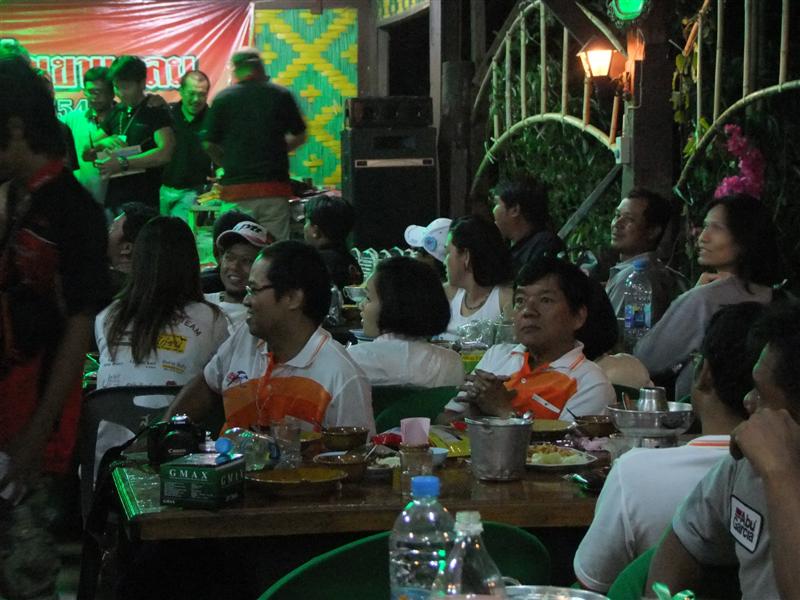 [b]สังเกต คนที่มาร่วมงานทุกคน แฮปปี้ กันทุกคนครับ บางคนก็ นั่งอมยิ้ม แก้มปิเลย อิอิ [/b]
:laughing: