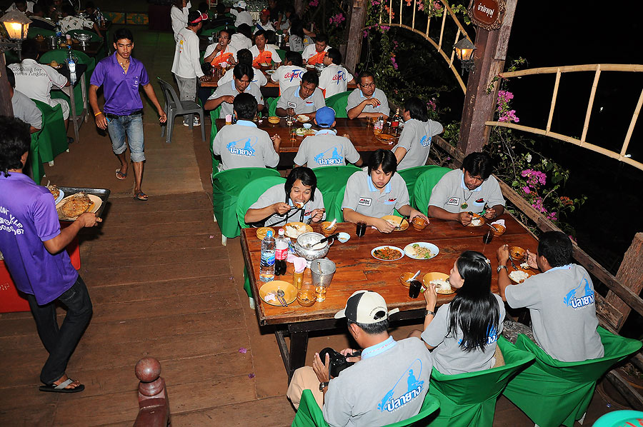 ถ่ายบรรยากาศไปเรื่อยๆก่อนน่ะคร๊าบ ทีมไหนเป็นทีมไหนเนี่ย เยอะแยะไปหมด :grin: