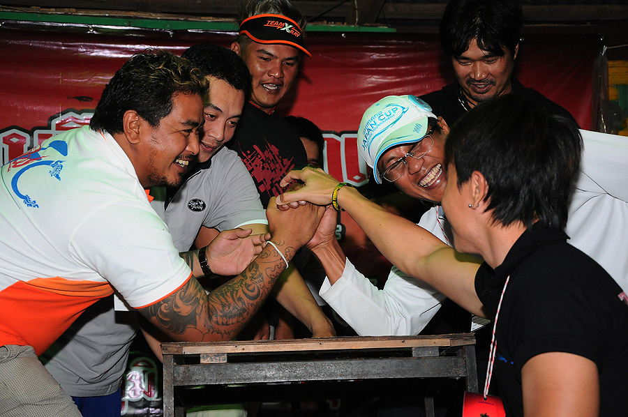 มาเล่นกมส์กันมั่งคร๊าบ งัดข้อกันสักรอบ กติกาง่ายๆ... [b]ใครแพ้ได้รอกไป[/b]... :grin: :grin: :grin: