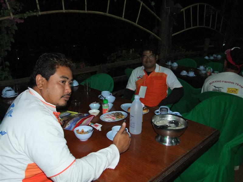 [b]พอไต๋มา ก็ให้พามาที่ หม่ำข้าวต้มกันก่อนเลย (กองทัพต้องเดินด้วยท้องครับ) โห มีคนไวกว่าเราอีกอ่ะ อิ