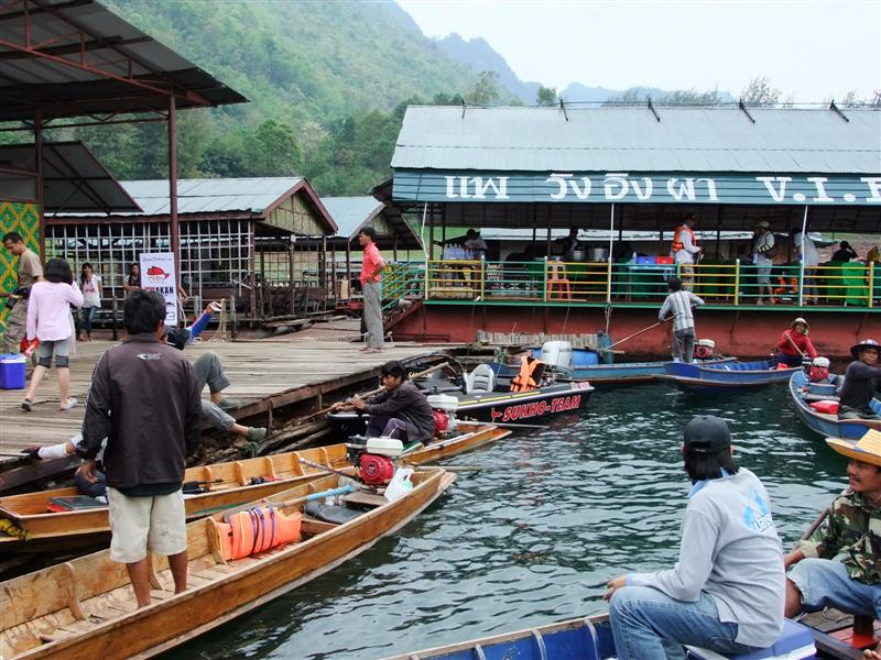 [b]มีเรือทยอยเข้ามากันเยอะพอสมควรแล