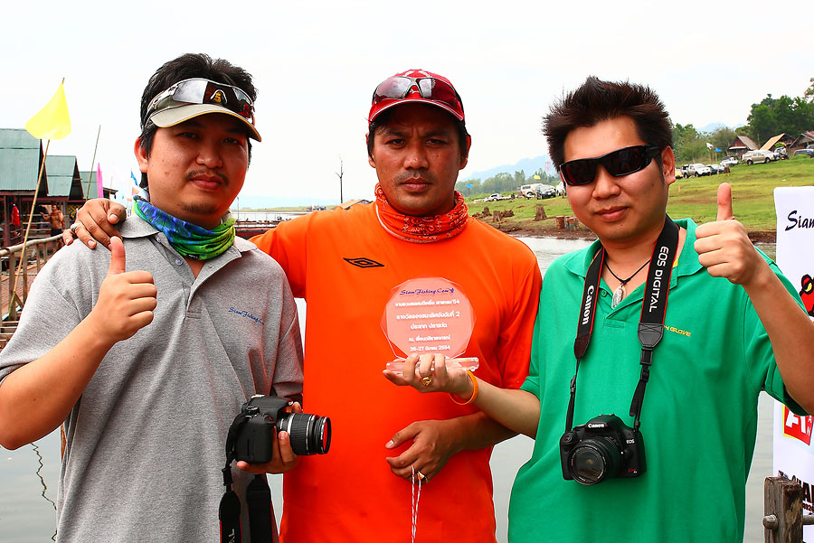 ถ่ายรูปเป็นที่ระลึกหน่อยครับ แบบว่