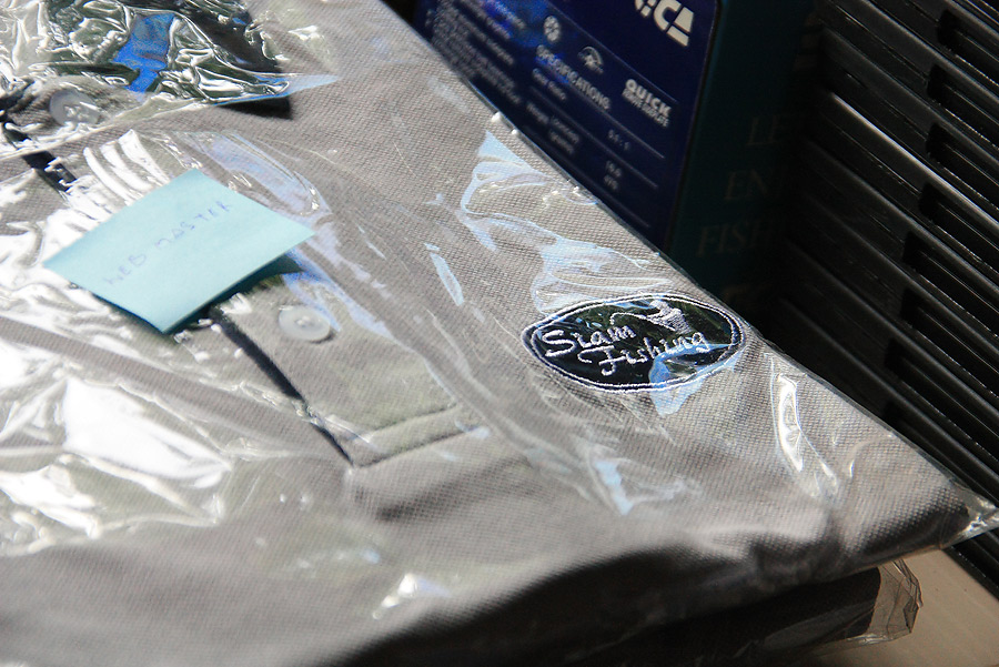 น้าเวปมาสเตอร์ ติดงานแต่งน้องชาย มาร่วมงานไม่ได้ แต่ก้อส่งเสื้อSFC ให้มาเป็นรางวัลเพียบ
 :smile: :s