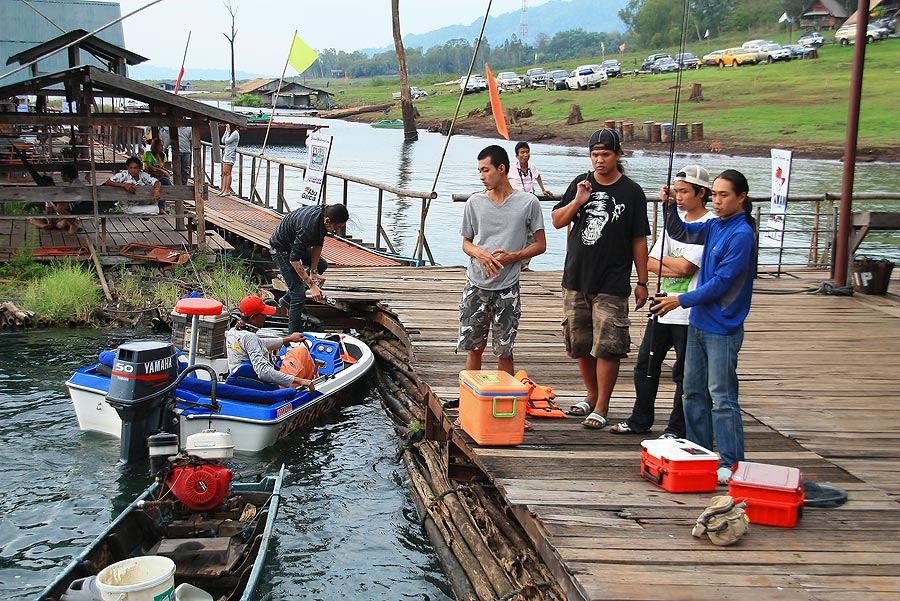 เรือเริ่มเข้ามาชั่งปลากันเยอะเเระ
