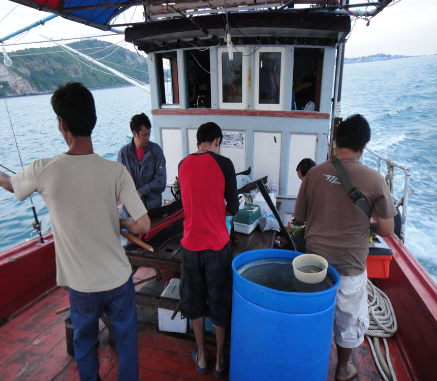 หัวเรือ ก็ ต่าง ประกอบ อุปกรณ์ กัน ให