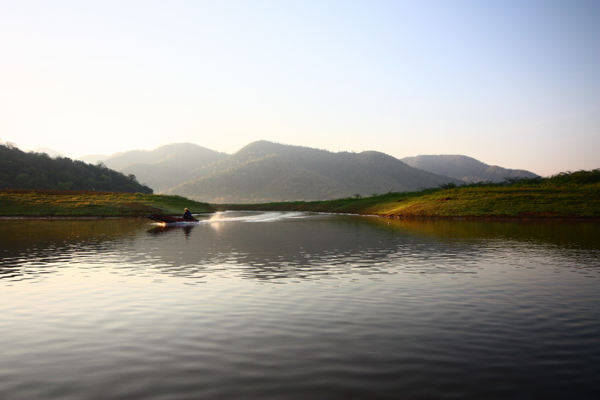 ชาวบ้านออกเรือเพื่อมาวางข่ายดักปล