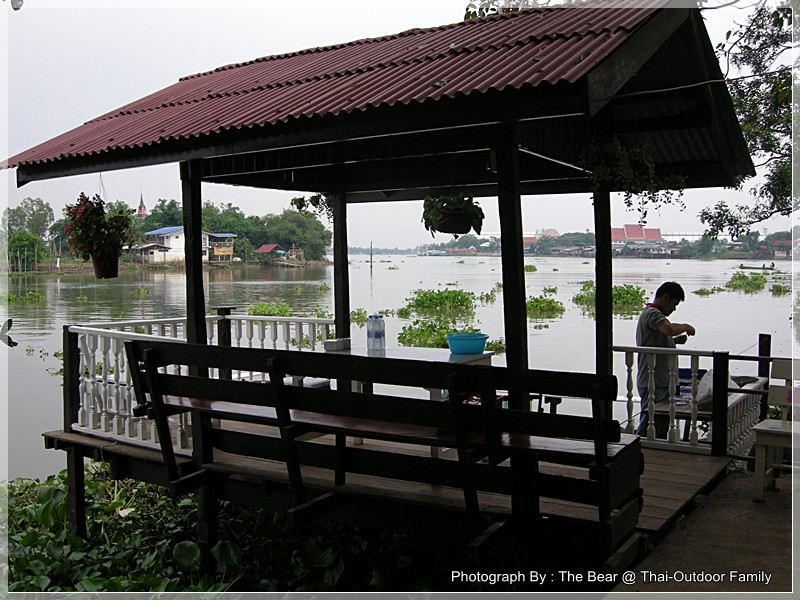 บรรยากาศริมน้ำ หน้าบ้านพักครับ