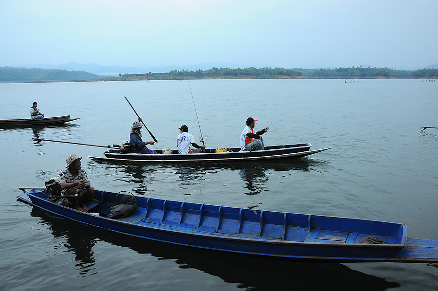 เรือชาวบ้านออกไปเกือบครบทุกลำแล้ว เหลืออยู่ลำเดียว รอนักกีฬาถึงเที่ยงเลยน่ะเนี่ย นักกีฬาไม่ฟื้นเพราะ