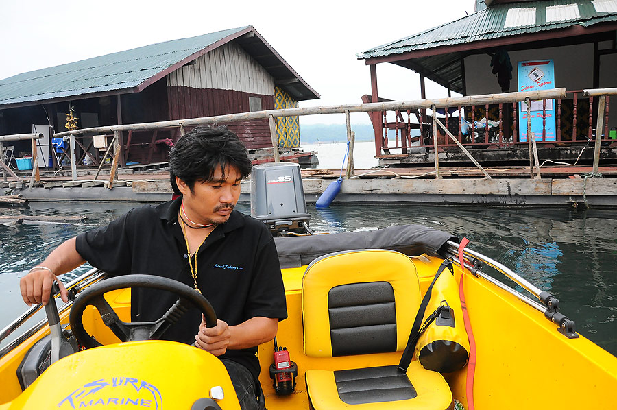 ว่าจอพักสายตาสักหน่อย พอดีพี่บอยเรียกว่ามีเรือเสีย ออกไปช่วยดูด้วยดีกว่า :grin: