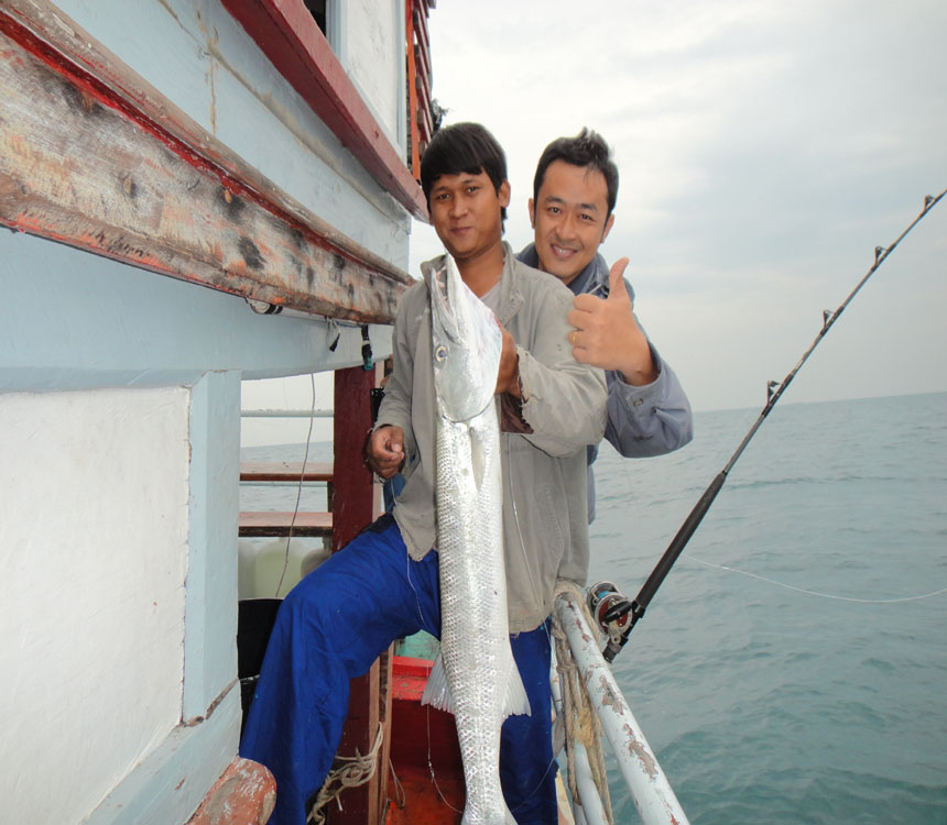 ด้าน หลัง เรือ ไต๋นนท์ เล่น สากโทน ตั