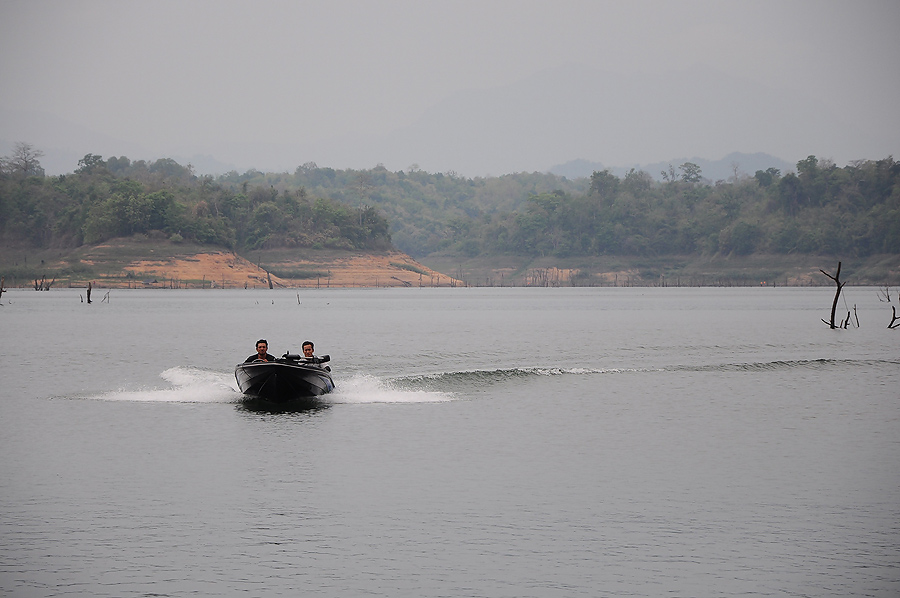 มีเรือเร็ววิ่งเข้ามาแล้ว ไม่รุ้ว่าใช่น้าอู๊ดฟิชชิ่งเหรอป่าว :grin:
