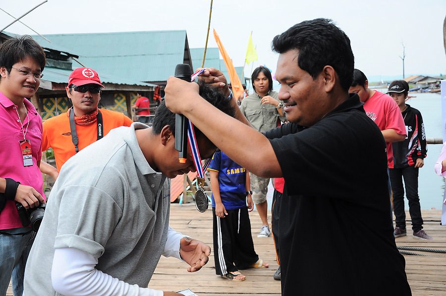 ผู้กล้าที่ได้รางวัล.......... [b]เหรียญแห้วเกียรติคุณ[/b]......คนสุดท้ายคือ น้ากล้า ดับเบิ้ลชาร์จ คร