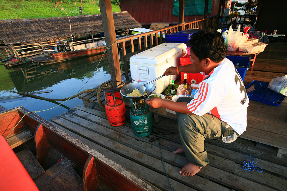 ทริปนี้เหมือนเดิมครับ โอ๋รับหน้าที่เป็นพ่อครัว หุงข้าว ตระเตรียมกับข้าว น้ำพริก นำไปทานกันในเรือ 5 ค