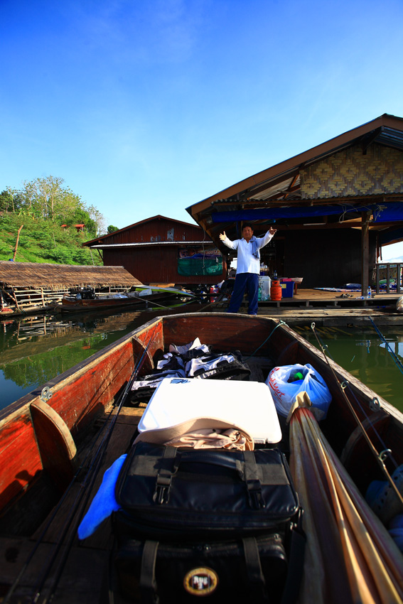 วันนี้ออกเรือค่อนข้างสาย เกือบแปดโมงเช้า เพราะแก๊สหมด ต้องรอให้พี่ยุไปซื้อมาอีกถังนึงครับ