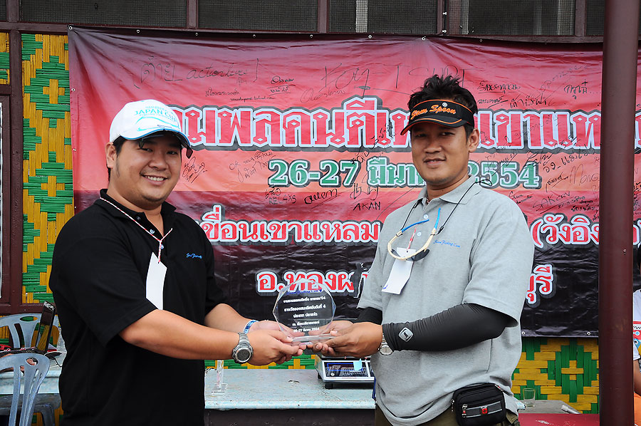  [b]ผู้ได้รางวัลรองชนะเลิศประเภทปลาชะโดอันดับ 1 คือ น้าสมภพทีมอู๊ดฟิชชิ่ง[/b]............ขอแสดงความย