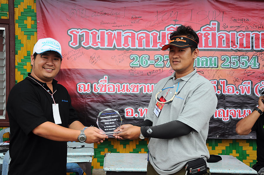  [b]ผู้ที่ได้รางวัลรองชนะเลิศอันดับ 4 ประเภทปลาชะโดคือ น้ารอง ทีมอู๊ดฟิชชิ่ง(แทน)[/b].............ยิ