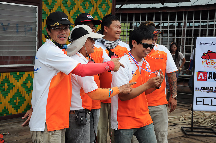 ทีมบั๊งไฟยินดีกันน่าดูเลยที่ทีมได้รับเหรียญ.... [b]แห้วเกียรติคุณ[/b]......มาครอบครอง :laughing: :la