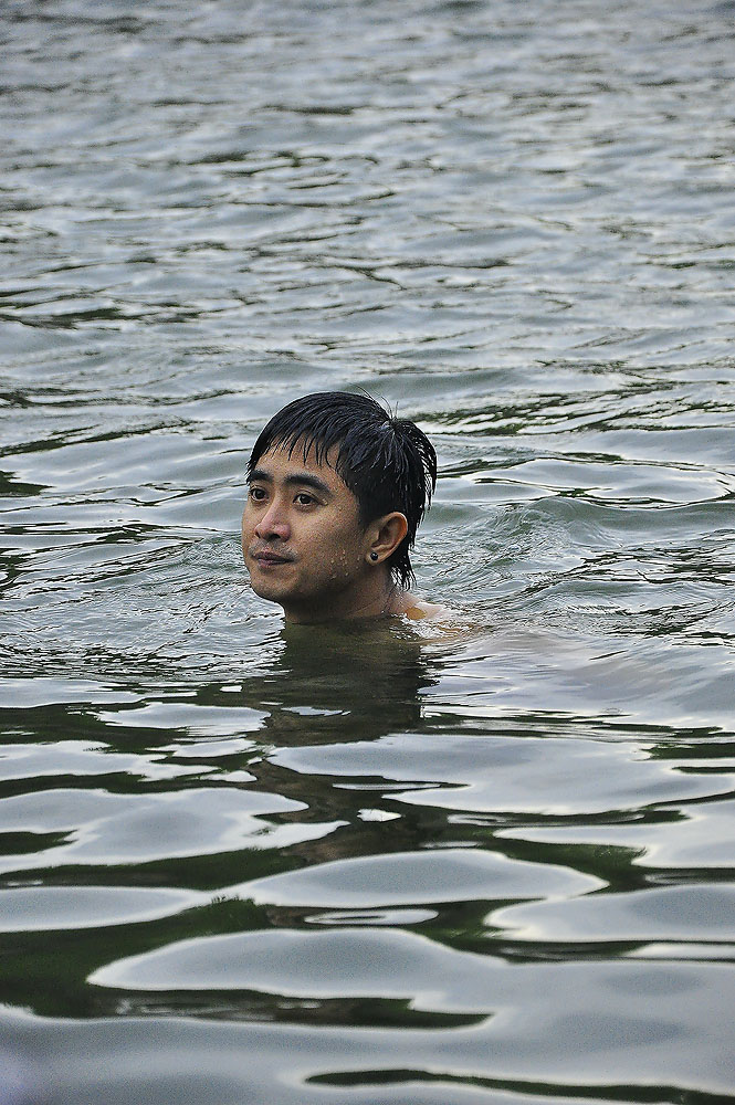 อีตาคนนี้หนาวก็หนาว   ลงลอยคอซะงั้น 