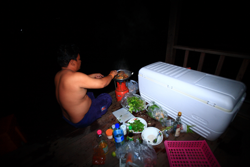 โอ๋...พ่อครัวเราตลอดทริป กำลังทำอาหารทานกันค่ำคืนนี้ครับ
