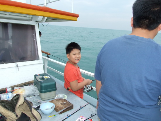 อันนี้น้องพีช  เด็กสุดในคณะที่มา   เจอปลากินแบบนี้มันเค้าละ :grin: