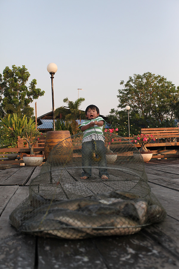 ขอลากันด้วยภาพนี้นะครับ  น้องภูริกับปลารวม  สุดยอดจริง ๆๆ    :love: :love:



