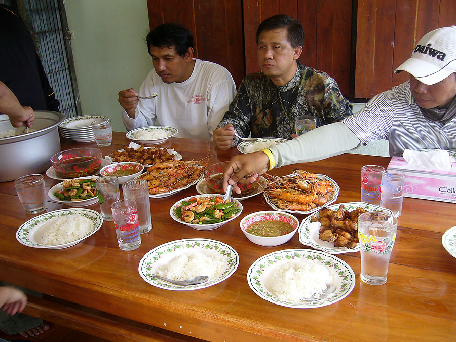 แต่น้าป้อมแกก็กินข้าวลงคออย่างสบา