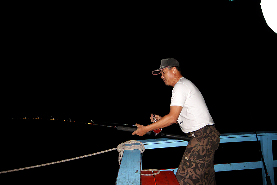 
 [b]  ที่ท้ายเรือ  มีเสียงเอะอะ  โวยวาย

  ตามไปดู ก็เห็นคันโค้ง แบบนี้[/b]


 :grin: