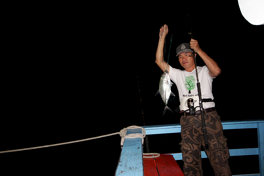 
 [b]  ที่ท้ายเรือ

เฮียศักดิ์  แอบงัดเอาฉักฮื้อ ขึ้นมาเงียบๆ[/b]


 :grin: