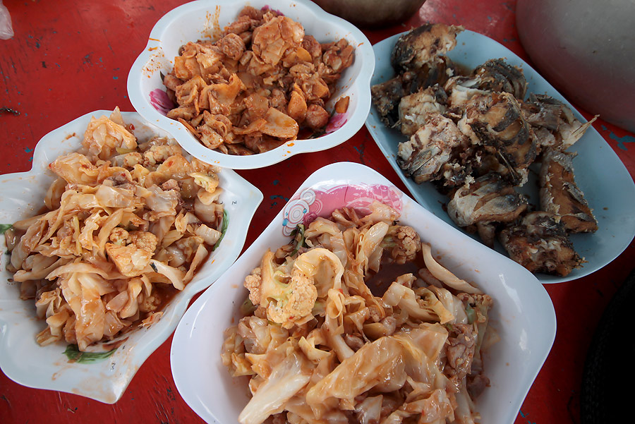 
 [b]  มาแล้ว   มื้อกลางวัน

 ผัดผัก   ไก่ผัดพริกแกงหน่อไม้ดอง  ปลาสากทอด

 กินเสร็จ  เราจะย้าย