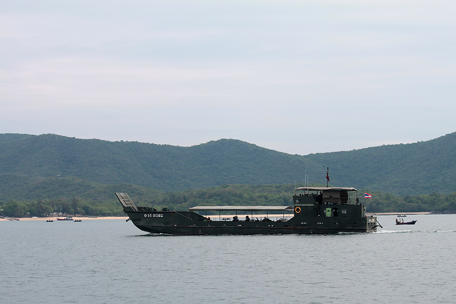 
 [b]  ไต่เรือง  ตีเรือกลับเข้าปลายสะพาน

ไปรับจุมโพ่  และเสบียงอีกนิดหน่อย

 ระหว่างทาง  เห็นเ