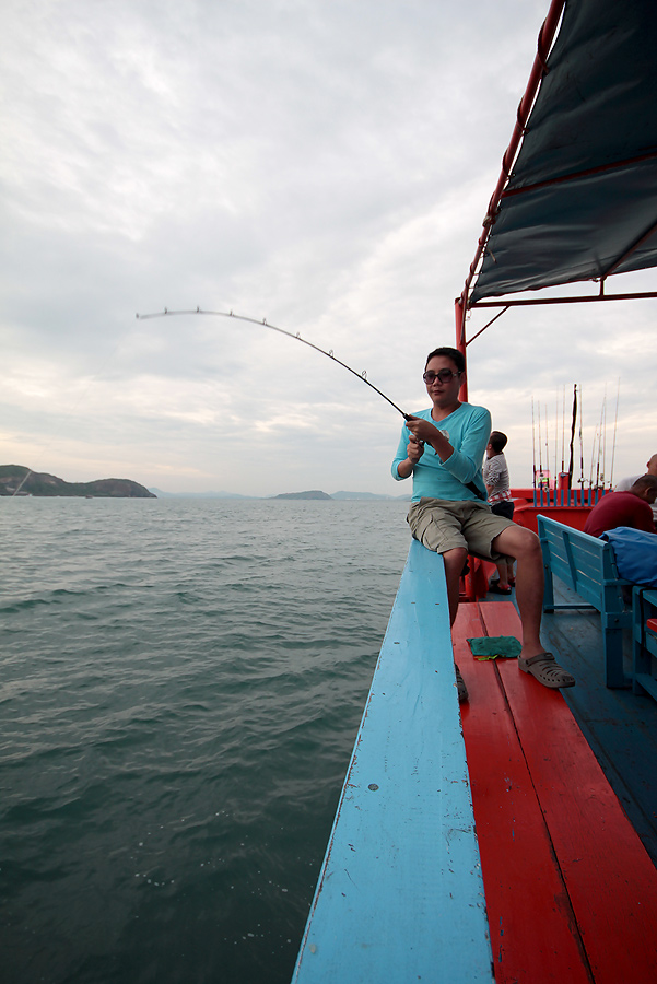
 [b]  ตี๋เซฟ  นั่งชิลๆที่หัวเรือ

  โดนเข้าให้เหมือนกัน[/b]


 :grin: