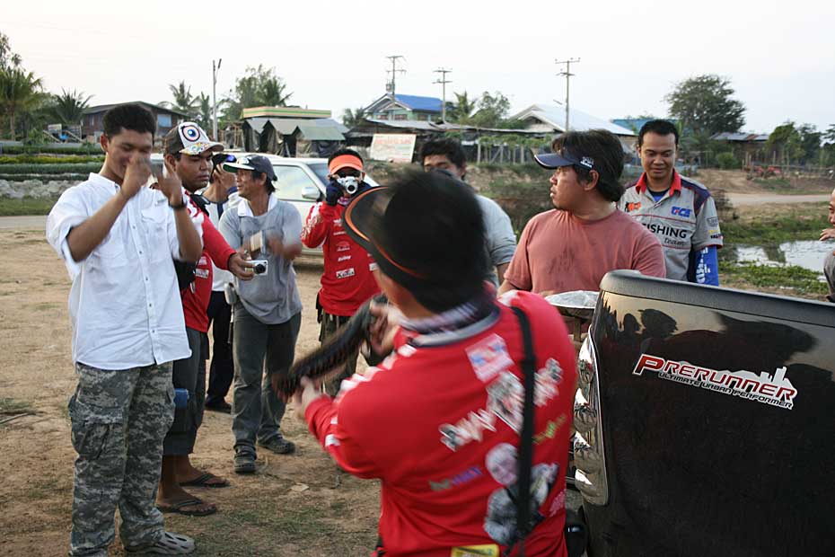 นี่สงสัยอันดับสามชะโด
เอ้าตัสไปถ่ายข้างหลังน้าเขาทำไม





 :laughing: :laughing: :laughing: 