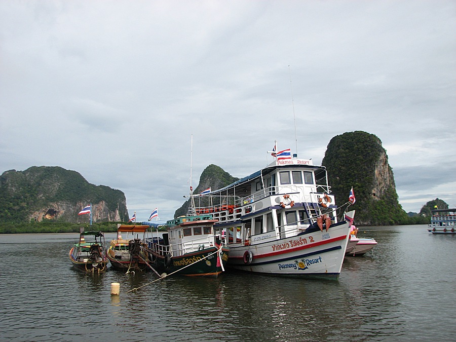 [center]เราแวะขึ้นเรื่อที่ท่าเทียบเรือ หาดปากเมง วันแรก  สภาพอากาศ แทบไม่เป็นใจ ขับรถมาเจอน้ำท่วมทาง