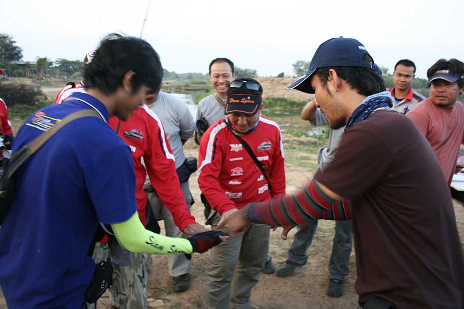สี่คนแต่มีสามรางวัลครับ
หาคนออก เอ