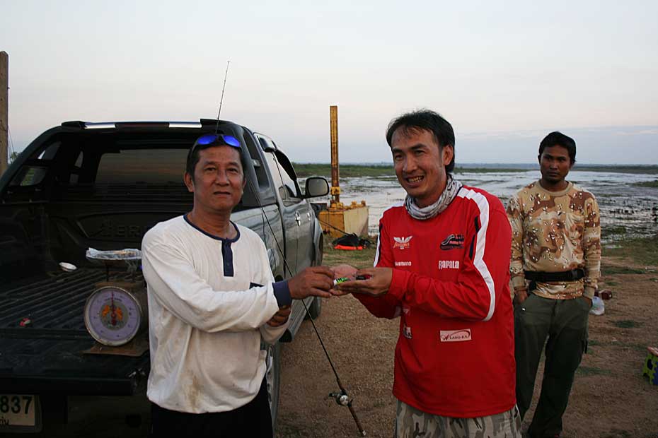 รางวัลอันดับสองปลาชะโดนับตัวเยอะท