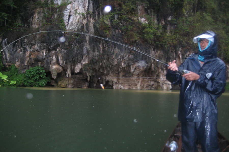 ทริปนี้รูปน้อยนะครับ กล้องโดนฝนถ่ายได้แค่วันเดียว หลังจากนั้นก็ใช้การไม่ได้ :smile: