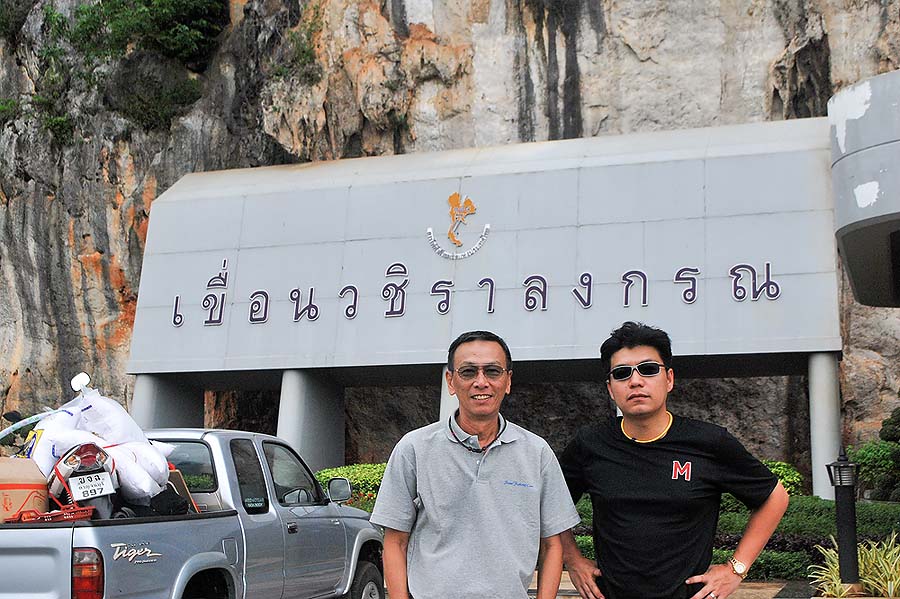 งานหมด จบงาน 

ขึ้นไปเหนือเขื่อนถ่ายรูปซะนิดกับป้านเนี่ย มาไม่รู้กี่สิบรอบ ตั้งกะคราวแรก 22 ปีก่อน