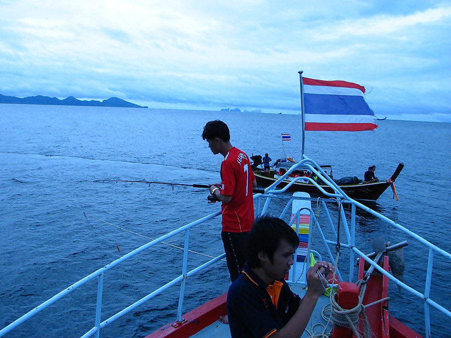 ฝนฟ้าเริ่มเป็นใจ เรือหางยาว  ออกวิ่งได้แล้ว  


ได้เวลา ออกไป ข้างเกาะ แล้ว  ต้อง ต้องใช้วิธีลักเ