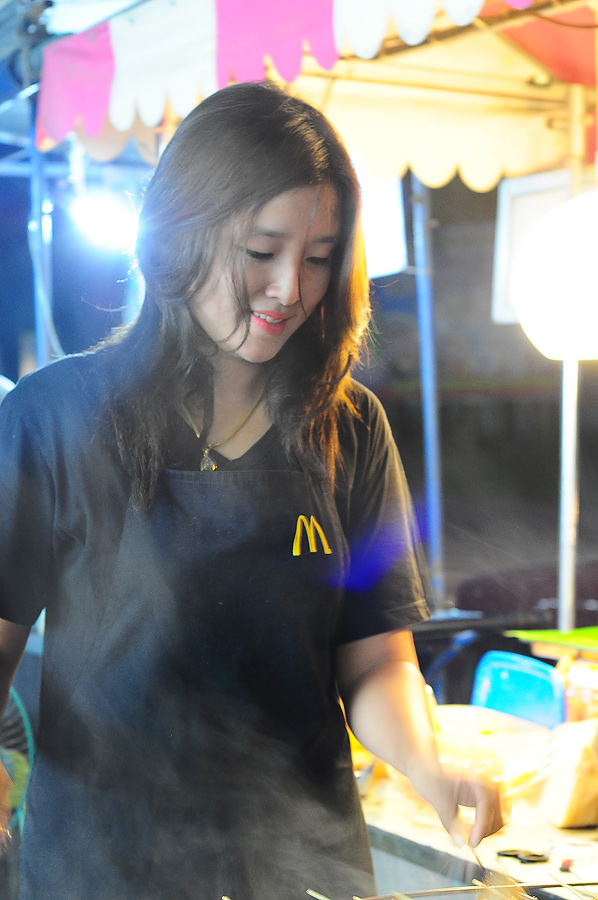 ดูดิ เห็นแม่ค้าแล้วน่ากินป่ะ หมายถึงหมูปิ้งน่ะคร๊าบบบบบบ :grin: :grin: :grin: