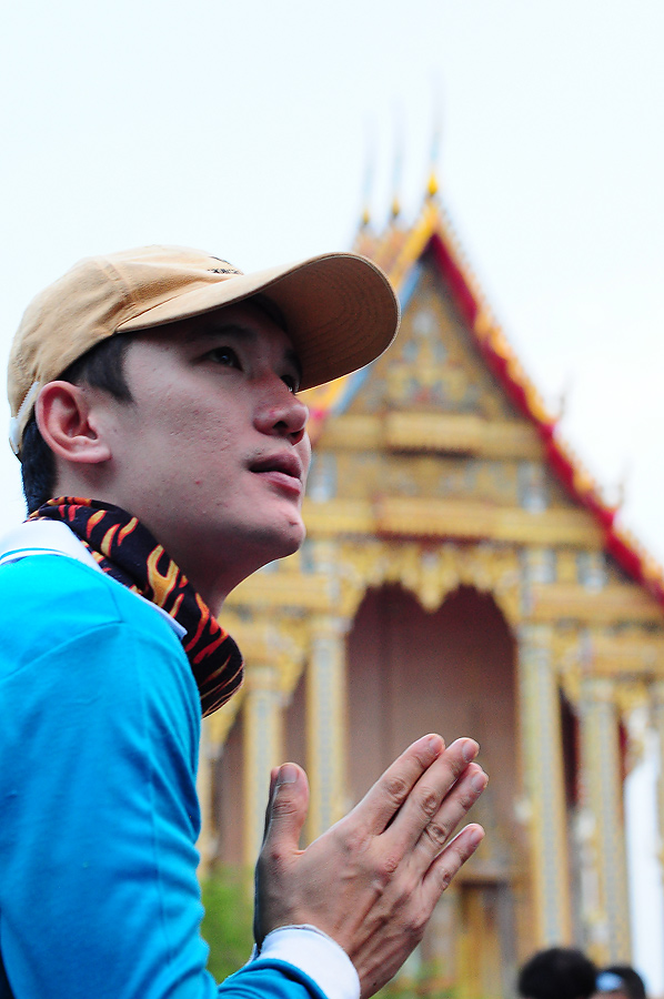 งั้นมริงขอพรจากพระไปเลยน่ะว่าขอให้ตกปลาได้เยอะๆ.............(แม่มทำจริงๆอ่ะ) :ohh: :ohh: :ohh: :laug