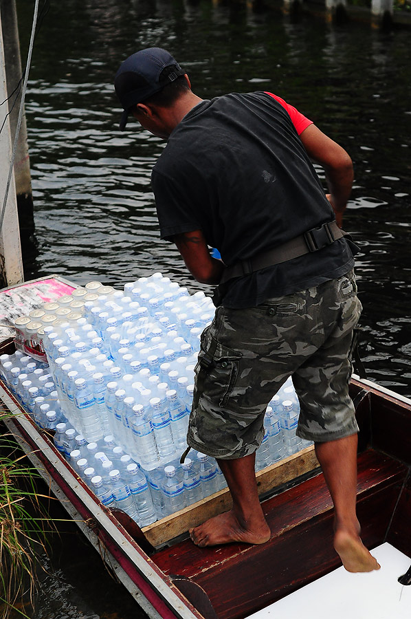 สัมภาระหนักลงเรือไปแล่ะ ใจนึงโม่งก็อยากลงเรือไปด้วย แต่กลัวกล้องตามาดเหลือเกิน ถ้าตรูลงไปนั่งน่ะตามา