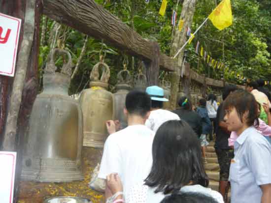 มีระฆังให้เคาะครับให้ใช้ตางค์เหรี