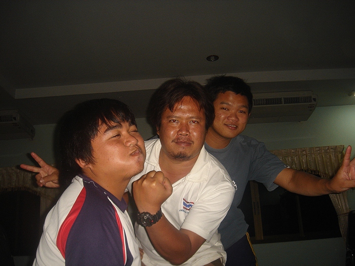 พี่โอ๊ต     ไหนอีกคนอะที่รอด มานี้สิ
