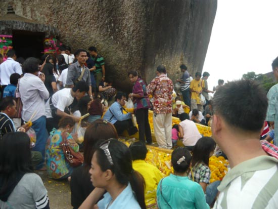 นี่เป็นรอยพระพุทธบาทครับรอยเล็กเป