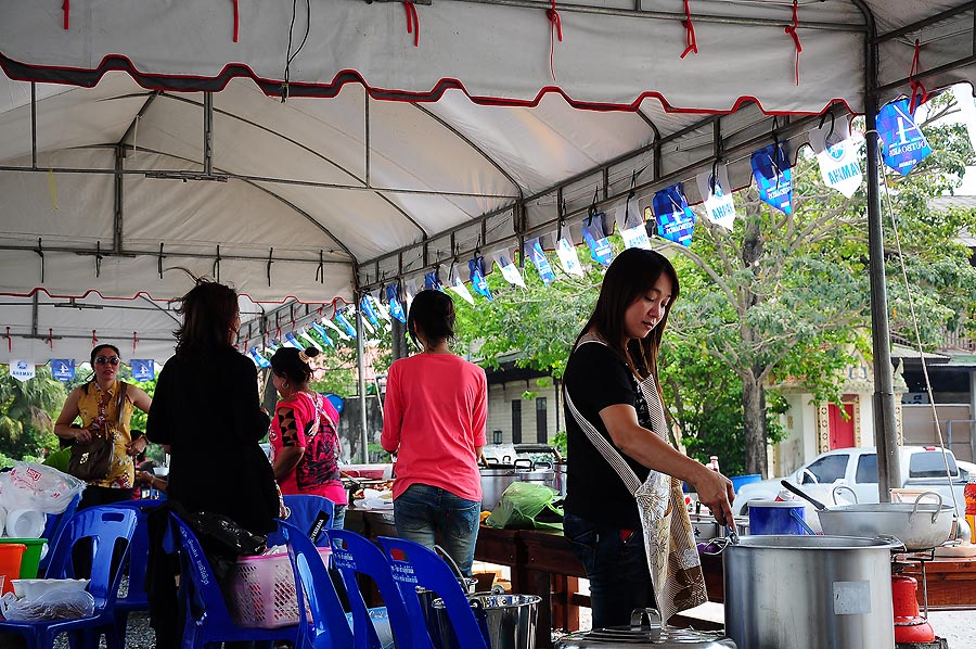 ปล่อยให้ช่างทำเรือไปก่อน เดินเข้ามาเต้นท์จัดงานเจอแม่ค้าก๋วยเตี๋ยวหน้าคุ้นๆ แฮ่ะ...........ป๊าด ซ้อน