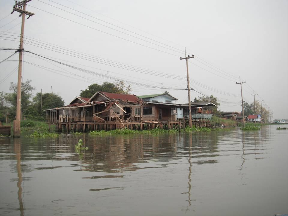 วิวสองฝั่งแม่น้ำขณะขับเรือผ่าน บางที่ทรุดโทรม บางที่สวยงามจนอยากจะมีบ้านแถวนี้สักหลัง....แต่ราคาที่แ