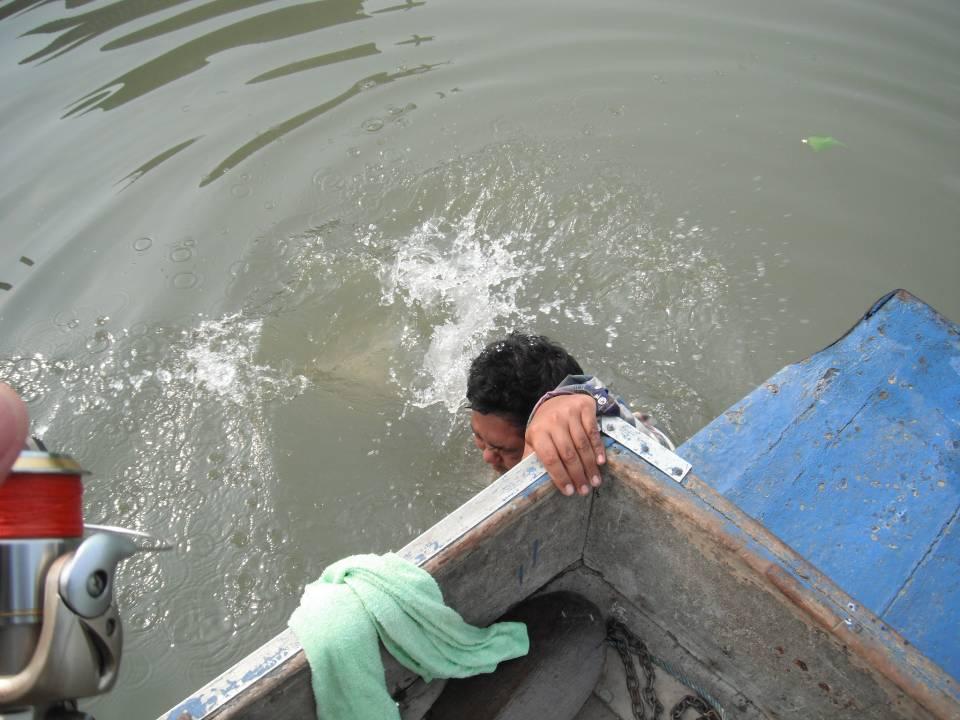 อ้าวอีตานี่โดดลงไปทำอารายอะ...ปลาตื�
